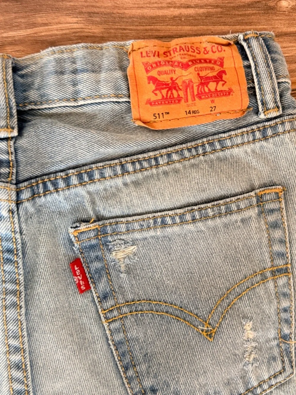 Levi's Light Wash Distressed Denim Boy’s Slim Fit Jean Shorts Jorts Size 14 / 27 - Picture 4 of 6